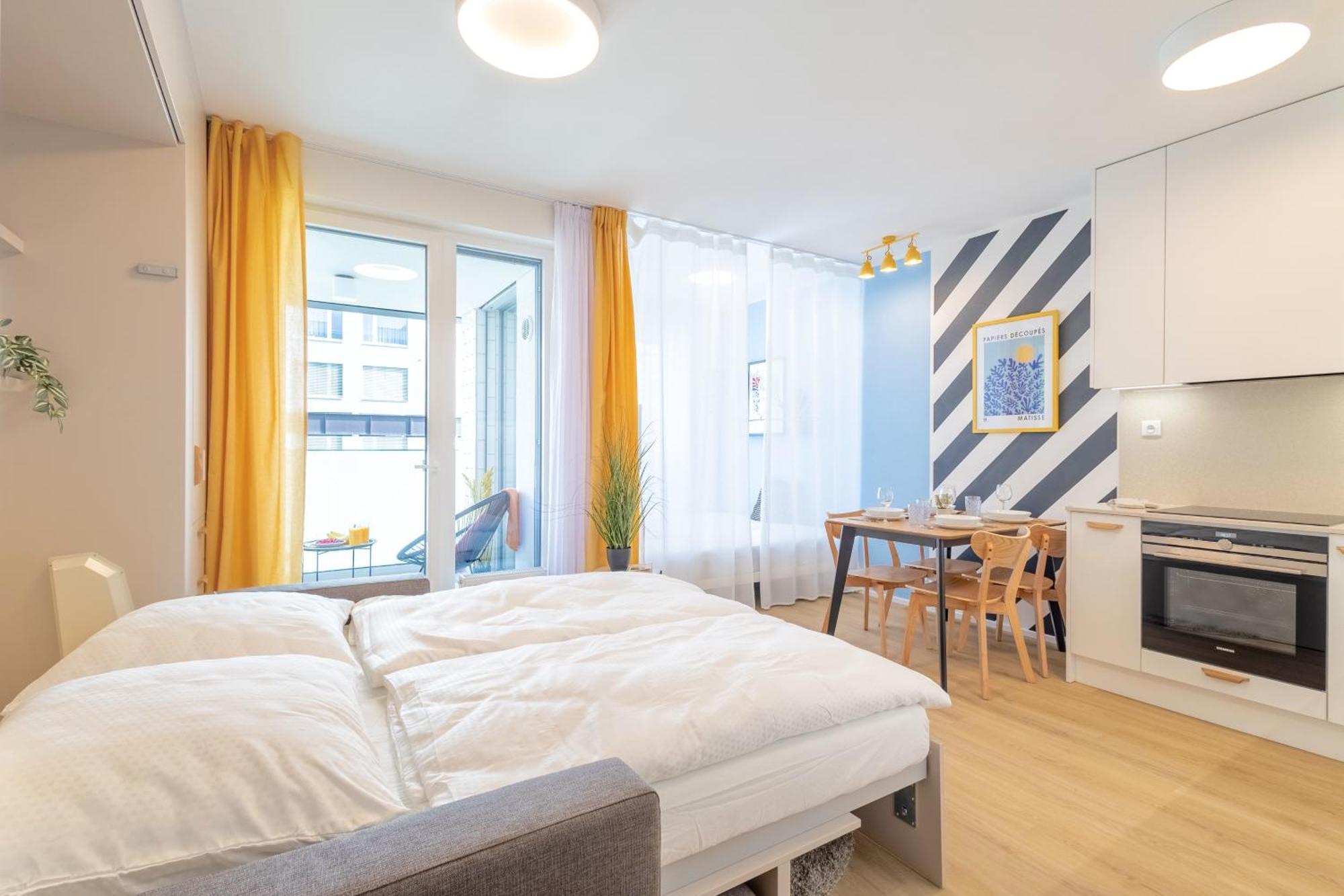 Yellow Apartment - Balcony, Free Parking, By Gravity プラハ エクステリア 写真