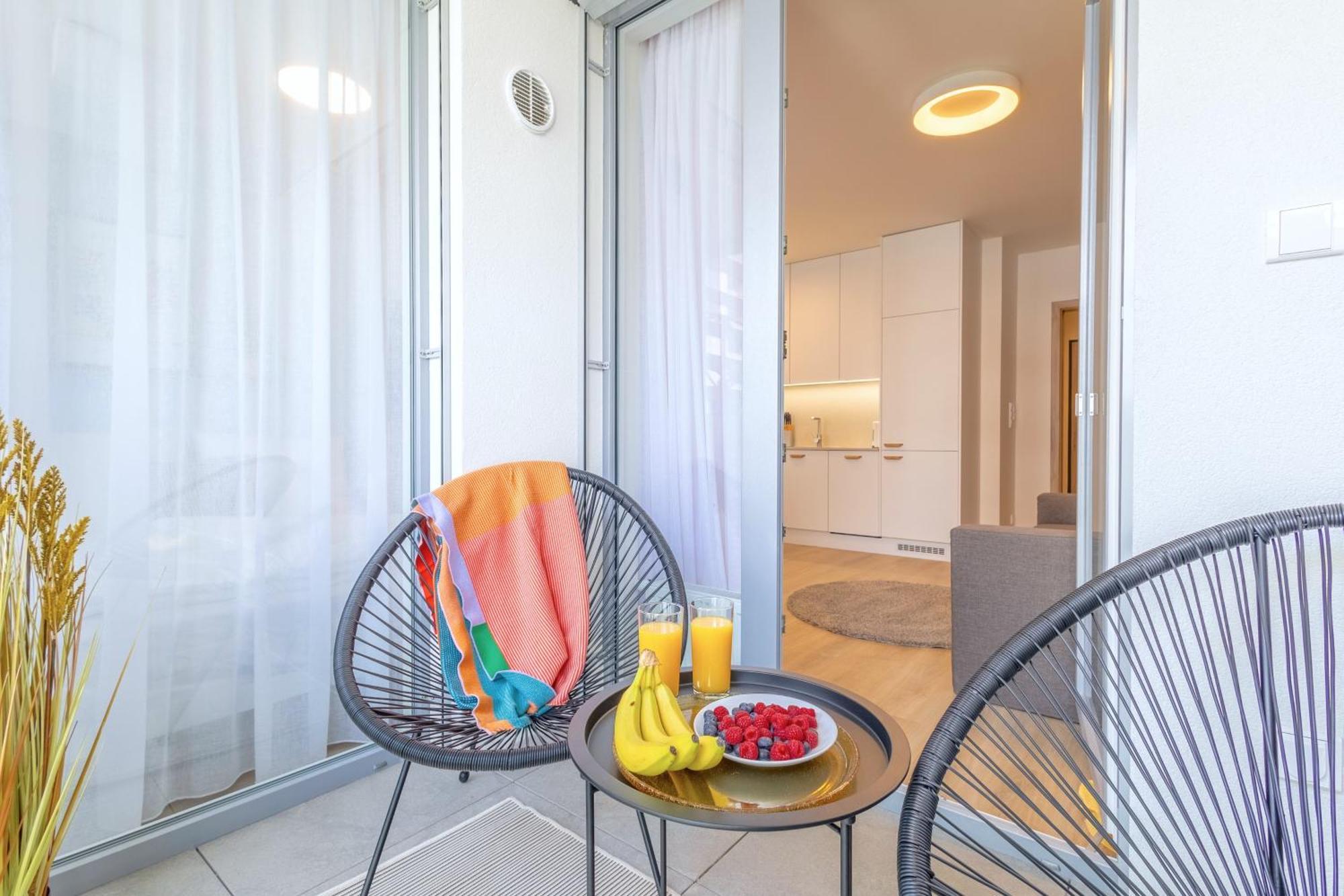 Yellow Apartment - Balcony, Free Parking, By Gravity プラハ エクステリア 写真